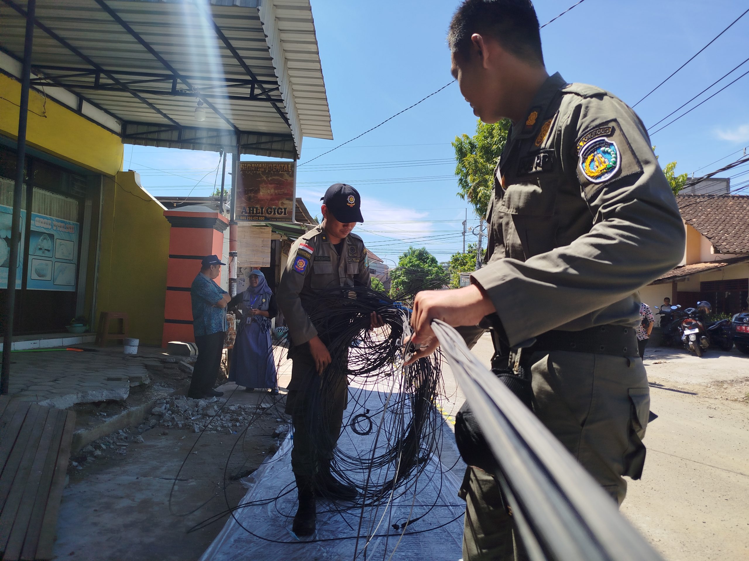Satgas Penertiban dan Perizinan Kabupaten Ponorogo Potong Paksa Kabel Internet Ilegal