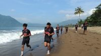 Puluhan Pemain Inter Kediri Jalani TC di Pantai Prigi, Budiardjo Thalib: Fokus Peningkatan Kondisi Fisik