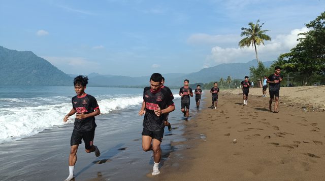 Puluhan Pemain Inter Kediri Jalani TC di Pantai Prigi, Budiardjo Thalib: Fokus Peningkatan Kondisi Fisik