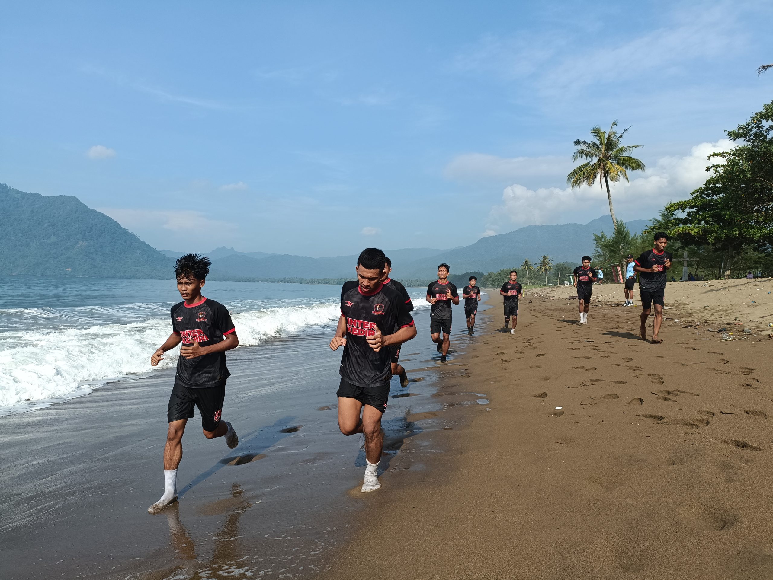 Puluhan Pemain Inter Kediri Jalani TC di Pantai Prigi, Budiardjo Thalib: Fokus Peningkatan Kondisi Fisik