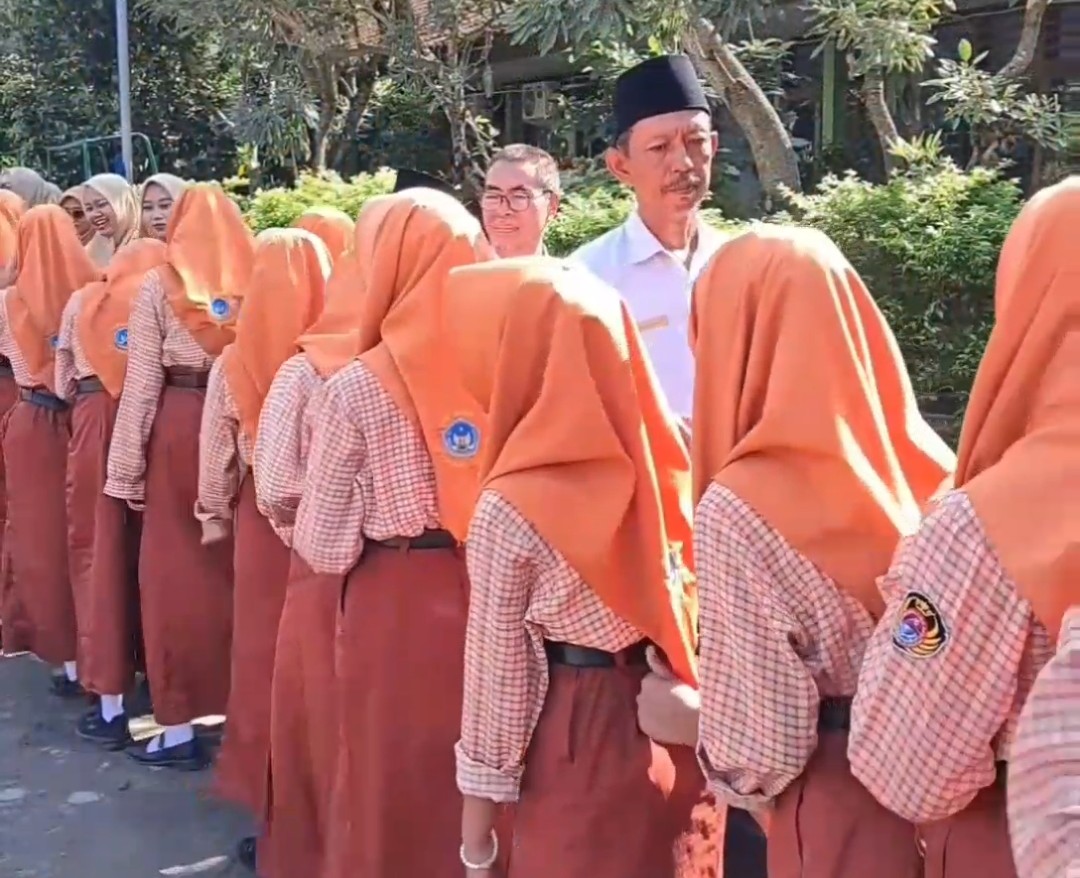 Masuk Hari Pertama Selepas Lebaran, Siswa dan Guru SMPN 2 Purwoasri Halalbihalal
