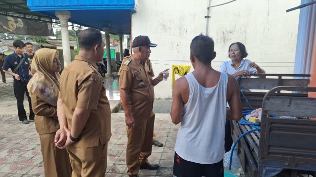 Air Sumur Warga Plosoklaten Diduga Tercemar Diobservasi DLH, Tunggu Hasil Lab KeluarTim fungsional pengawas lingkungan DLH Kabupaten Kediri saat memeriksa air sumur warga. (istimewa)