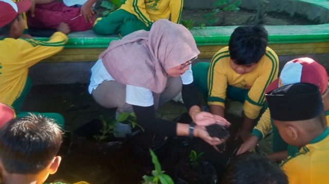 Peringati Hari Bumi, Siswa Jombang Gelar Aksi Tanam Pohon