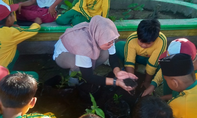 Peringati Hari Bumi, Siswa Jombang Gelar Aksi Tanam Pohon