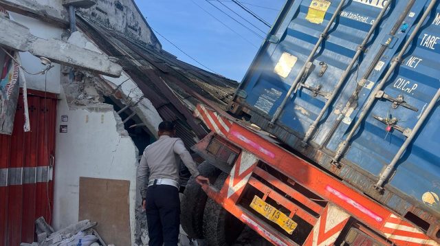 Mengantuk, Truk Kontainer Bermuatan Sagu Tabrak Pembatas Drainase hingga Teras Toko di Kediri