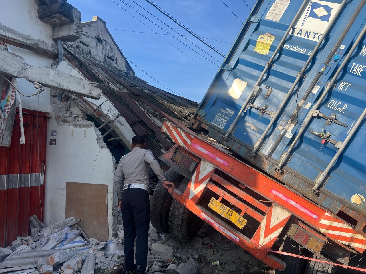 Mengantuk, Truk Kontainer Bermuatan Sagu Tabrak Pembatas Drainase hingga Teras Toko di Kediri
