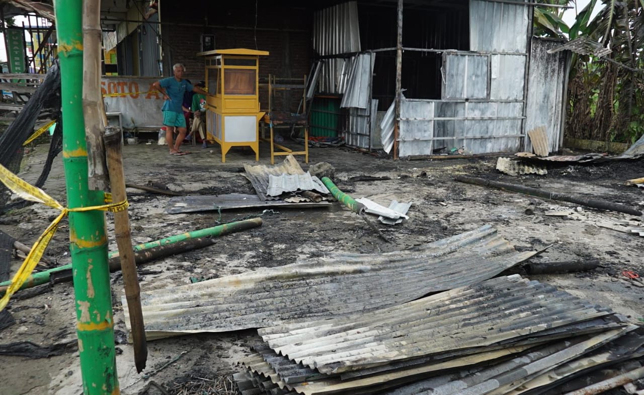 Warung Soto di Diwek Dilalap Si Jago Merah, Diduga Dibakar Orang Tak Dikenal