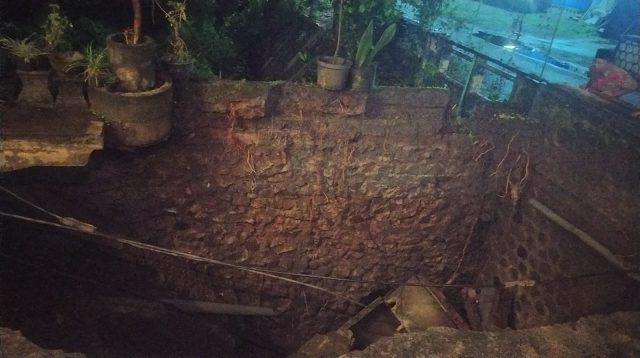 Tebing Sungai Ambrol, Halaman Rumah Amblas