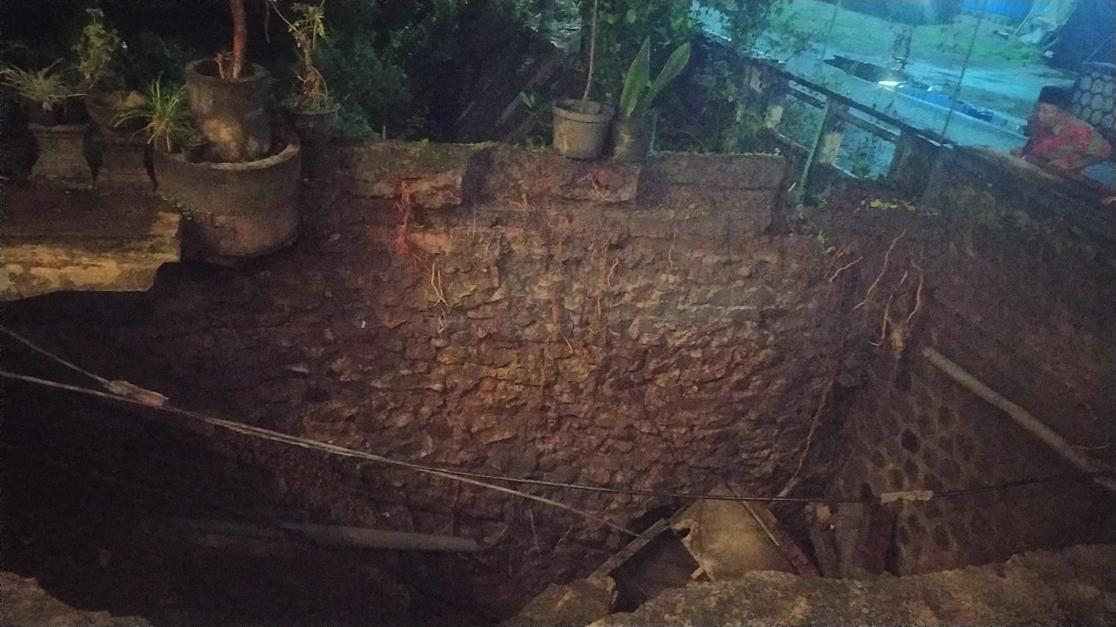 Tebing Sungai Ambrol, Halaman Rumah Amblas