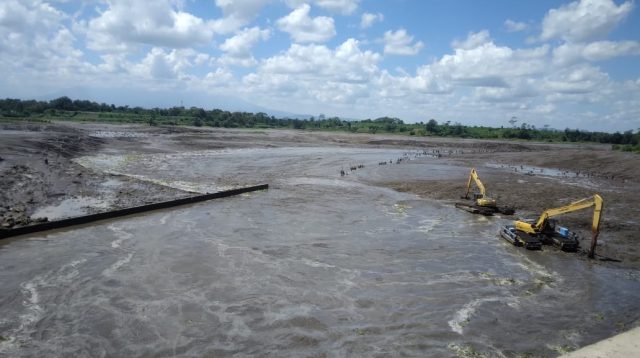 Flushing, Perum Jasa Tirta 1 Menargetkan Kurangi 500 Kubik Sedimen Lumpur