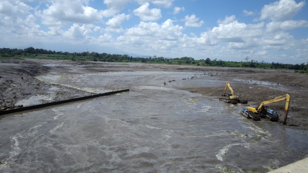 Flushing, Perum Jasa Tirta 1 Menargetkan Kurangi 500 Kubik Sedimen Lumpur