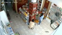 Terekam CCTV, Sejoli Mencuri Belasan Minyak Kayu Putih di Apotek