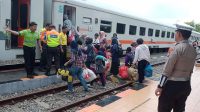 Polisi Pantau Penumpang Arus Balik di Stasiun Ngadiluwih