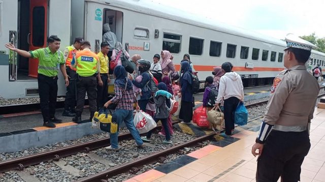 Polisi Pantau Penumpang Arus Balik di Stasiun Ngadiluwih