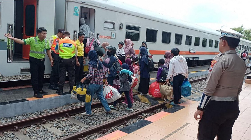 Polisi Pantau Penumpang Arus Balik di Stasiun Ngadiluwih