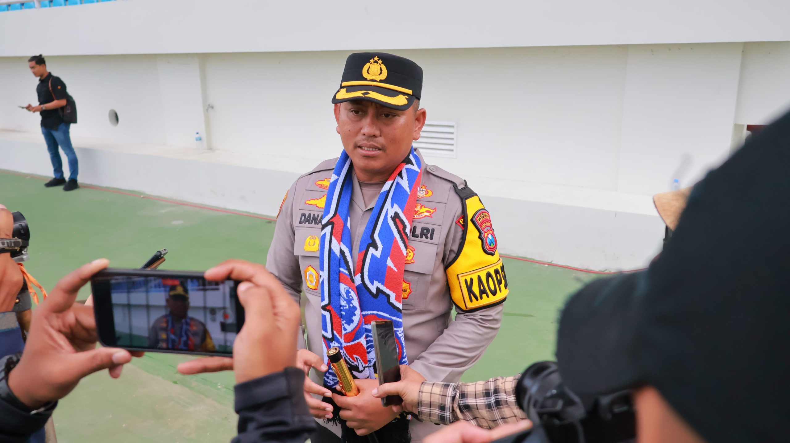 Pertandingan Perdana di Stadion Kanjuruhan Berjalan Tertib, Oknum Pelempar Bus Diburu