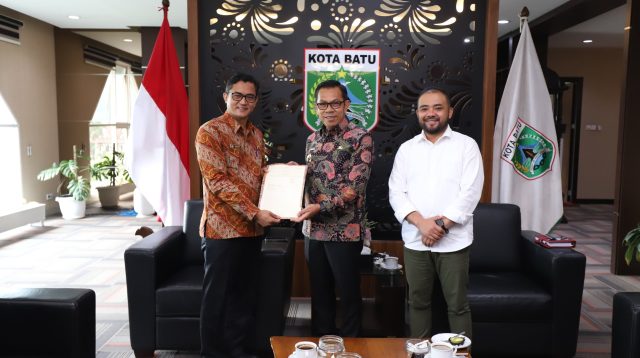 Enam Sertifikat Aset Redistribusi Tanah Kepada Pemerintah Kota Batu