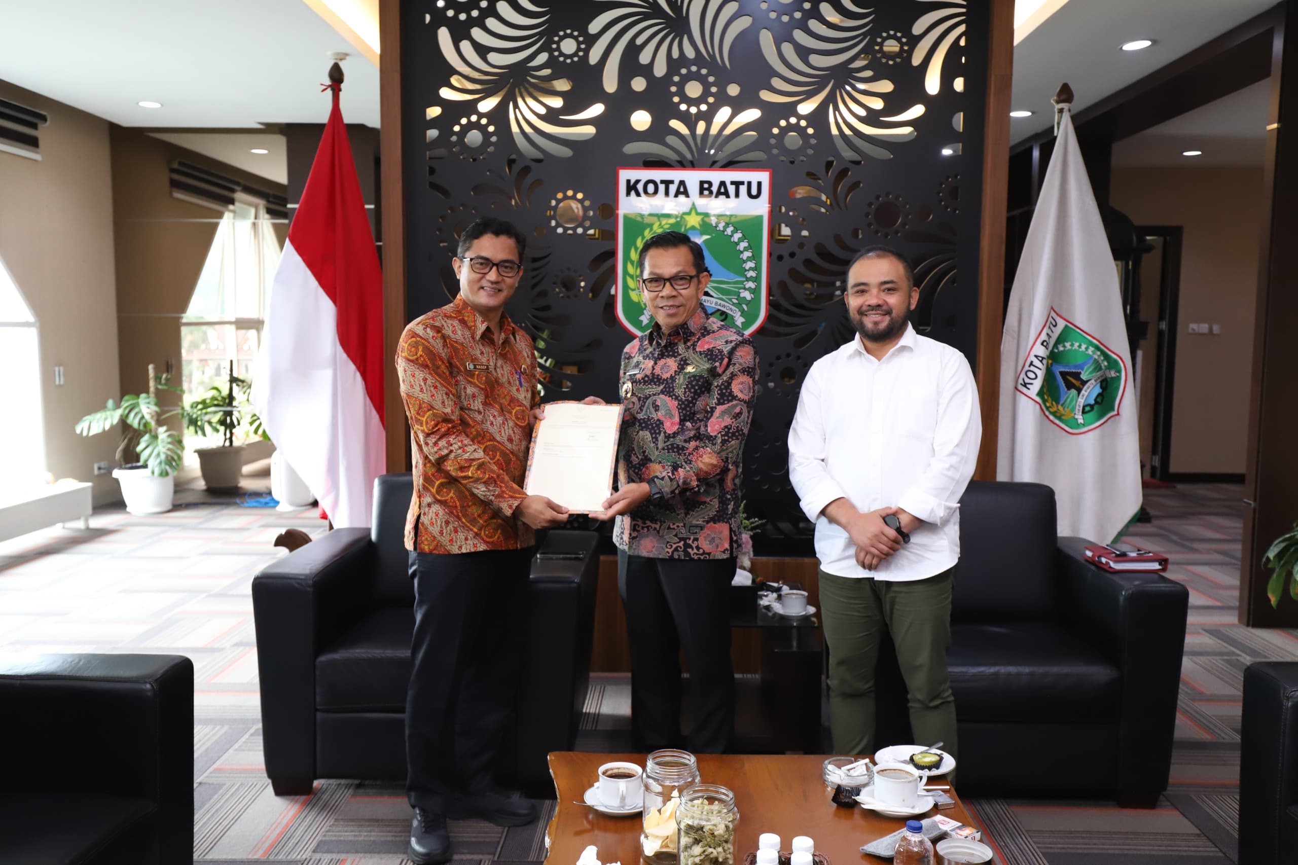 Enam Sertifikat Aset Redistribusi Tanah Kepada Pemerintah Kota Batu