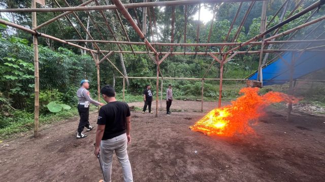 Arena Sabung Ayam di Malang Dibongkar Polisi, Peralatan Bakar