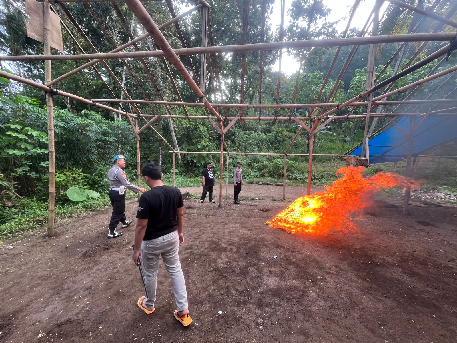 Arena Sabung Ayam di Malang Dibongkar Polisi, Peralatan Bakar
