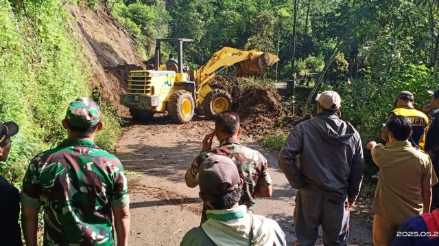 tanah longsor, BPBD, Kota Batu, Ekskavator, Pura Luhur Giri Arjuno, Desa Tulungrejo, Kecamatan Bumiaji,