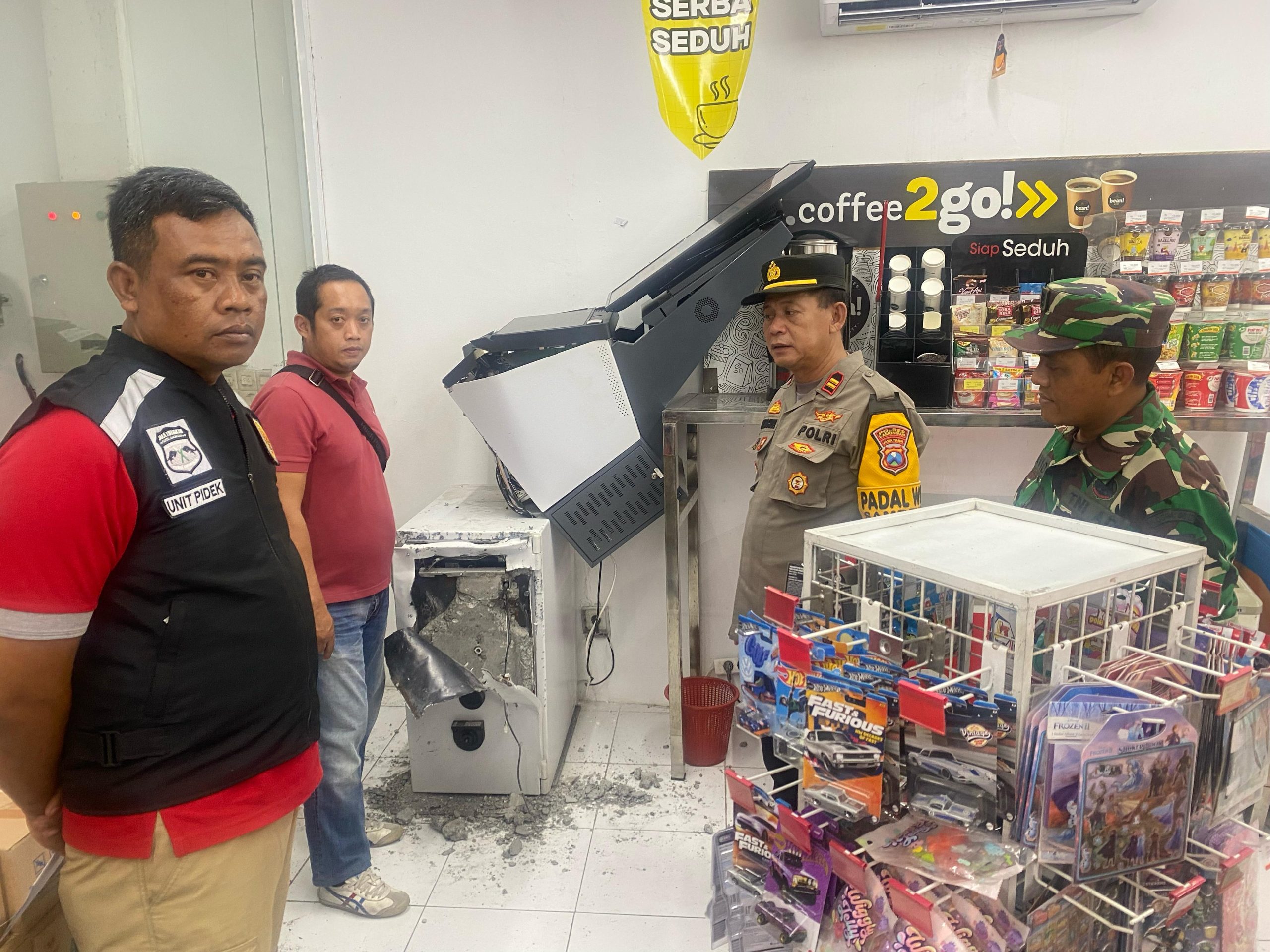 Alfamart Sambeng Lamongan Dibobol Maling , Puluhan Juta Rupiah dan Rokok Raib