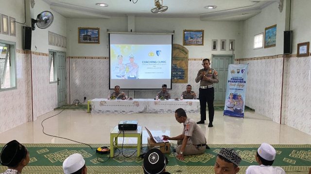 Santri Lamongan Dibekali Keselamatan Berkendara dalam Coaching Clinic Satlantas Polres Lamongan