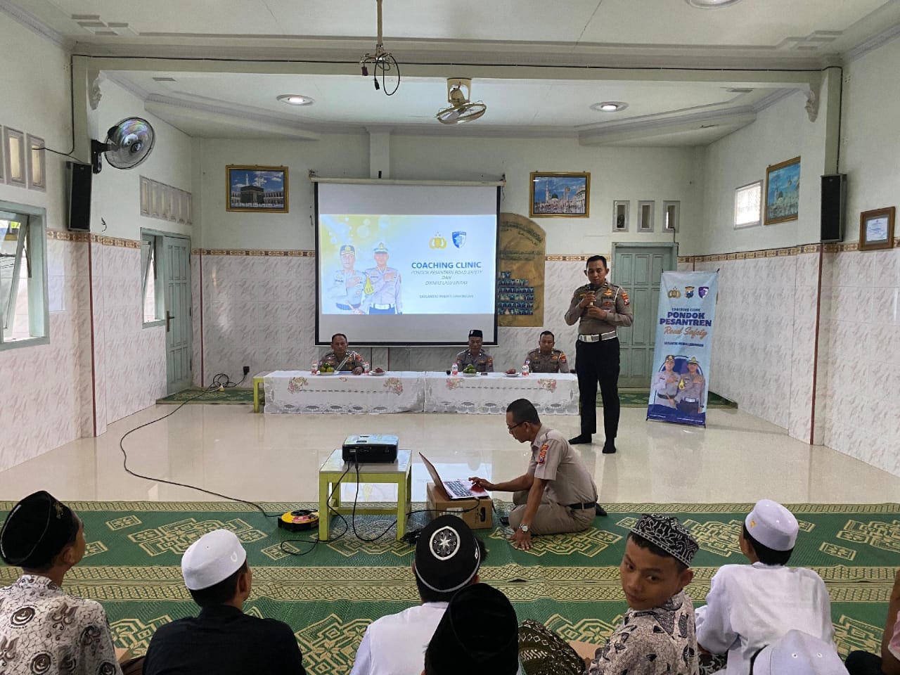 Santri Lamongan Dibekali Keselamatan Berkendara dalam Coaching Clinic Satlantas Polres Lamongan