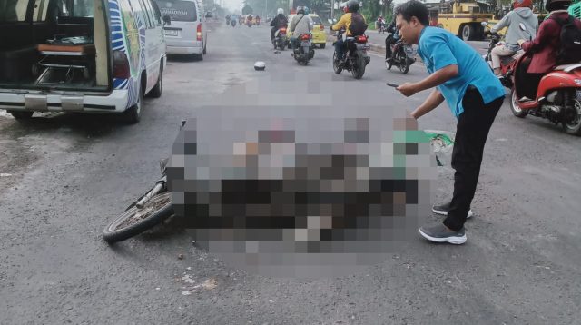 Diduga Hindari Jalan Berlubang, Pemotor Asal Tuban Tewas Tertabrak Bus Pariwisata di Lamongan