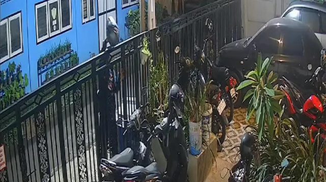 Terekam CCTV, Aksi Pencurian Helm di Kota Malang Resahkan Masyarakat
