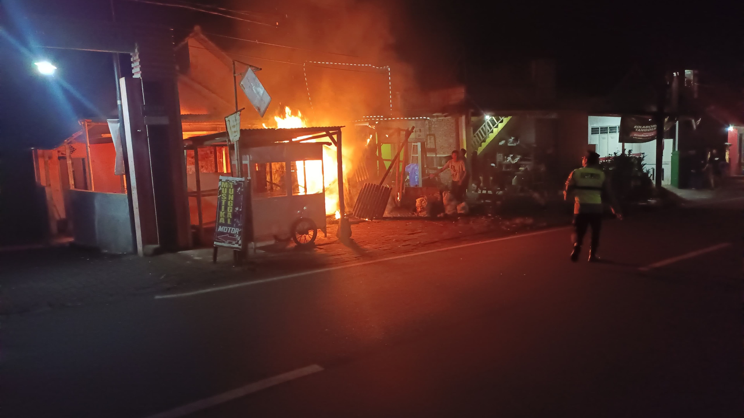 Polres Malang Selidiki Penyebab Mobil Terbakar di Singosari, Kerugian Capai Rp245 Juta