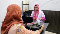 Dokter Wanita Praktik dengan Tarif Seikhlasnya, Pasien Bisa Ganti dengan Hasil Kebun atau Doa