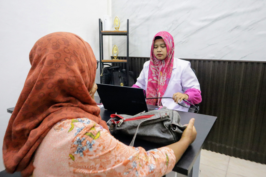 Dokter Wanita Praktik dengan Tarif Seikhlasnya, Pasien Bisa Ganti dengan Hasil Kebun atau Doa