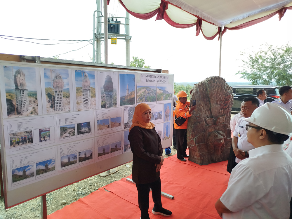 Gubernur Khofifah Indar Parawansa Tinjau Pembangunan Monumen Reyog Ponorogo