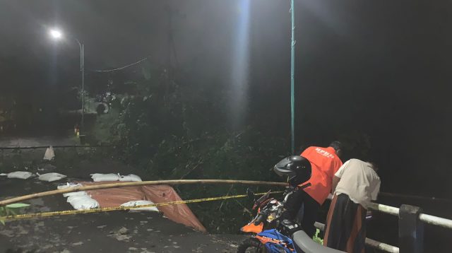 Talut Jembatan Brenggolo di Tulungagung Ambles hingga Makan Bahu Jalan, Begini Kondisinya