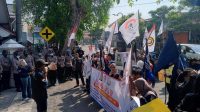 Puluhan Buruh Tuntut Upah Layak  dan Tolak PHK Sepihak
