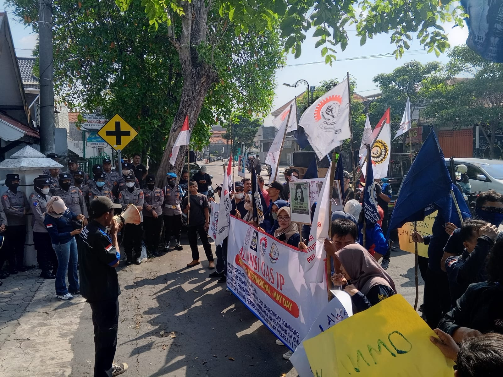 Puluhan Buruh Tuntut Upah Layak  dan Tolak PHK Sepihak