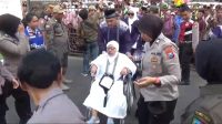 Ribuan CJH Asal Jombang Diberangkatkan, Banyak Gunakan Alat Bantu Jalan
