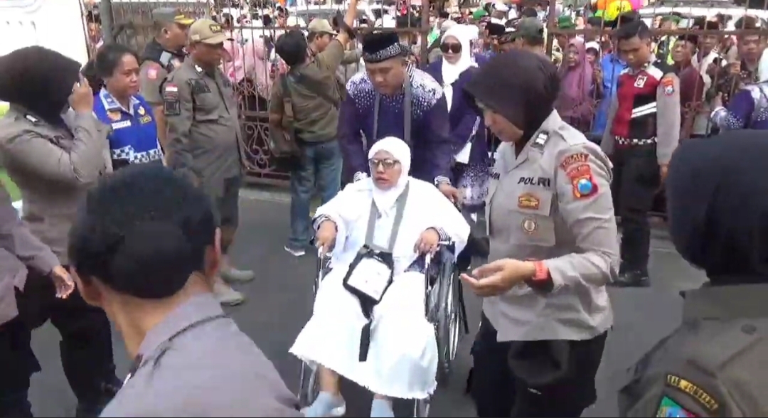 Ribuan CJH Asal Jombang Diberangkatkan, Banyak Gunakan Alat Bantu Jalan