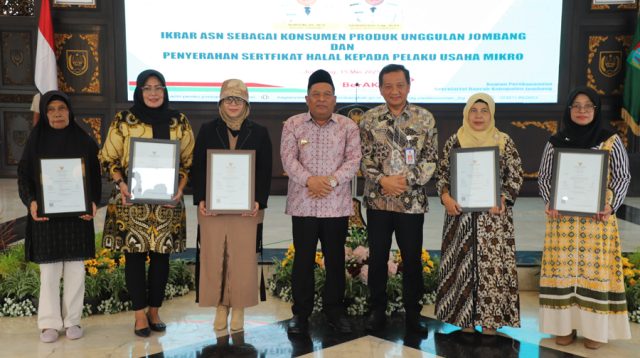 ASN Kompak Dukung UMKM, Wabup Jombang Serahkan Langsung Sertifikat Halal