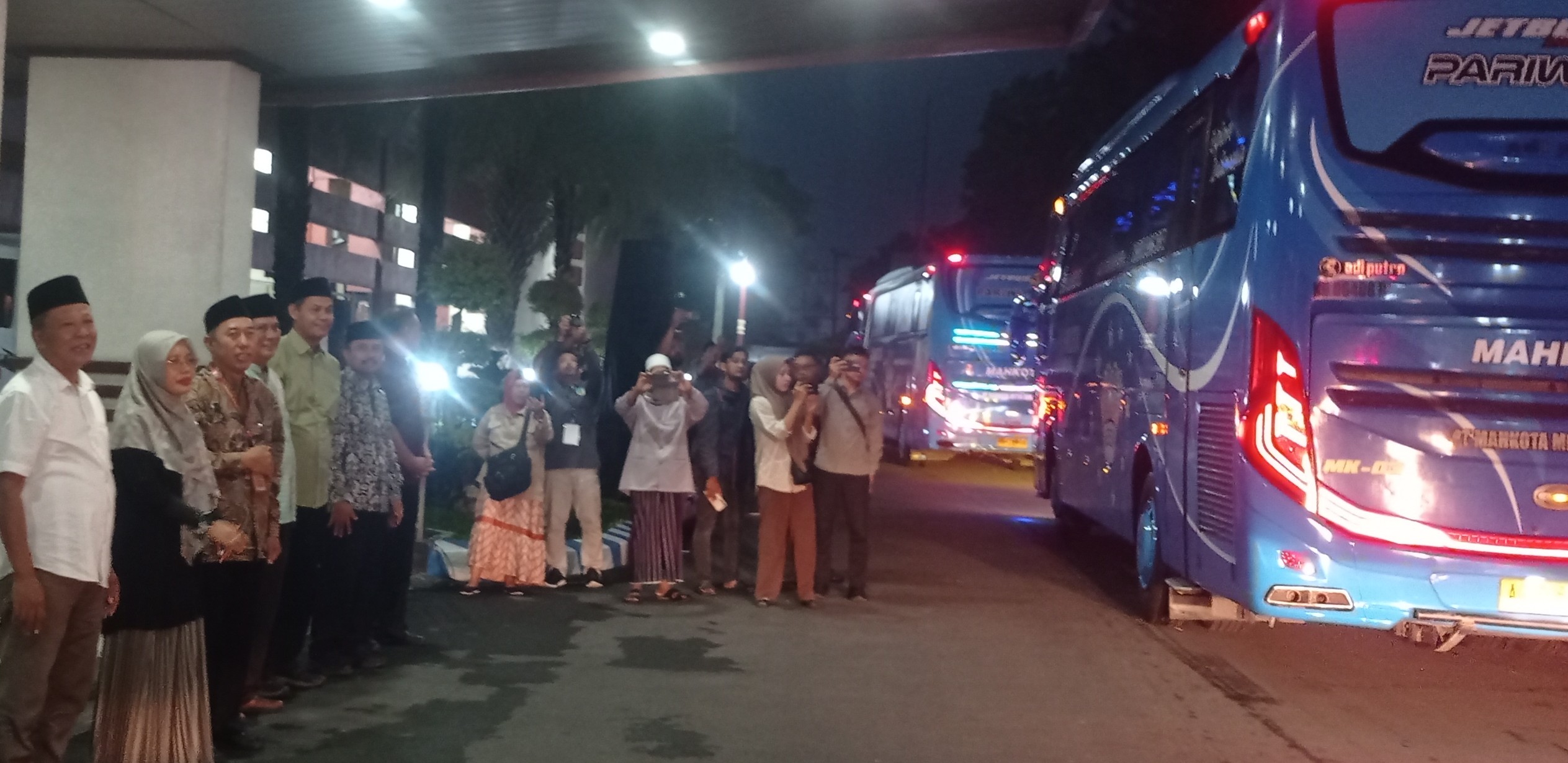 Wabup Kediri Berangkatkan CJH Kloter 45 dan 46 ke Asrama Haji Sukolilo Surabaya