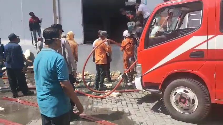 Polisi Selidiki Kebakaran Menimpa Gudang Pabrik Olahan Ayam Milik Bupati Jombang