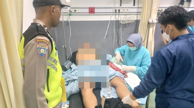 Dua Pemuda Terkapar usai Motor Selip dan Menabrak Truk di Kandat Kediri