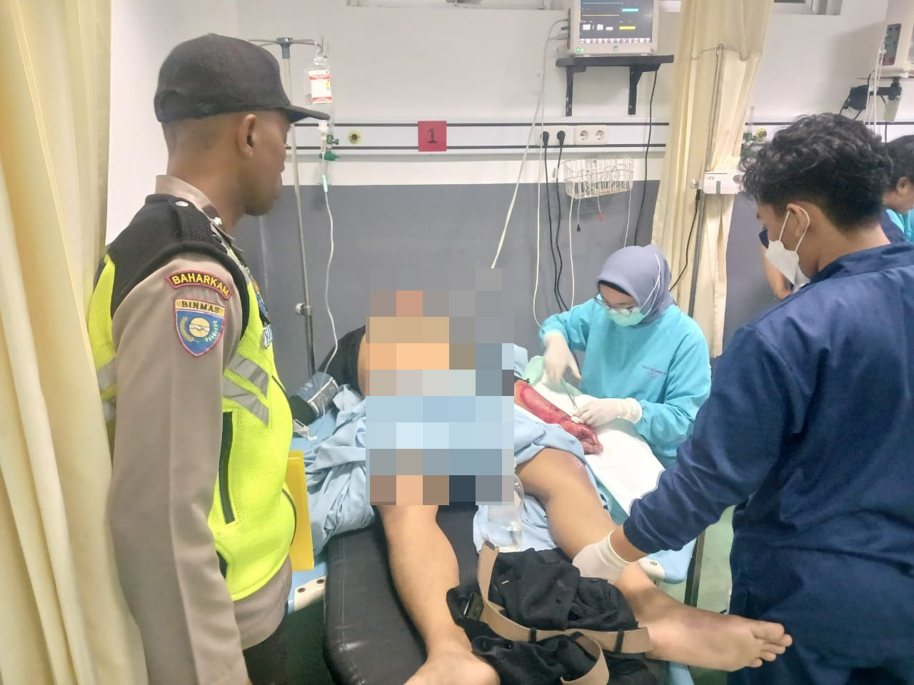 Dua Pemuda Terkapar usai Motor Selip dan Menabrak Truk di Kandat Kediri