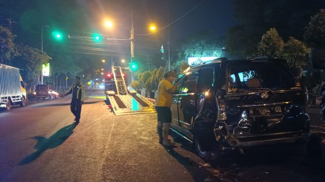 Tiga Kendaraan Diduga Kecelakaan Beruntun di Kediri, Satu Mobil Rusak Parah