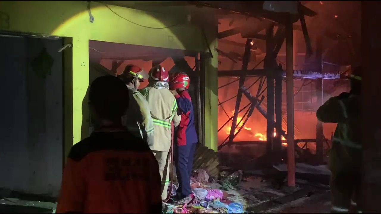 Kebakaran Lahap Ruko Pasar Kliwon, Api Diduga Berasal dari Korsleting