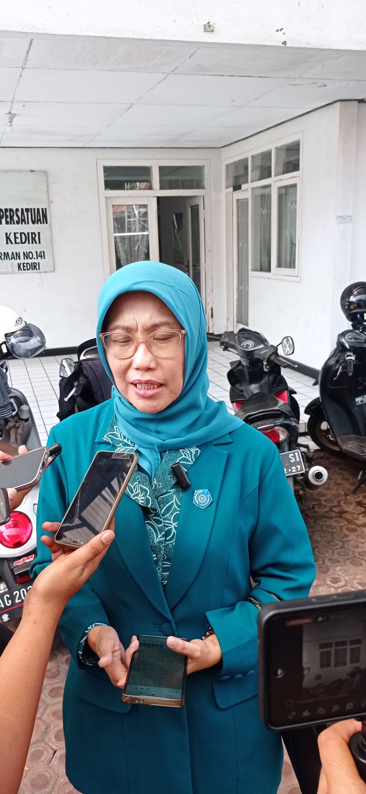 Sebelum Dibangun, Tim Ukur Elevasi Tanah di Pasar Ngadiluwih
