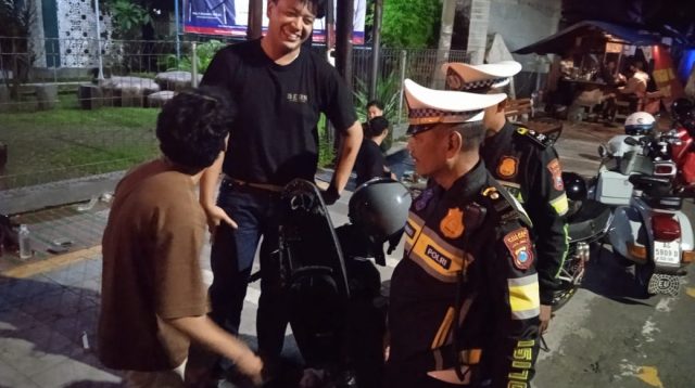 Patroli Dinihari, Remaja Kediri Nongkrong Tak Jelas Dibubarkan 