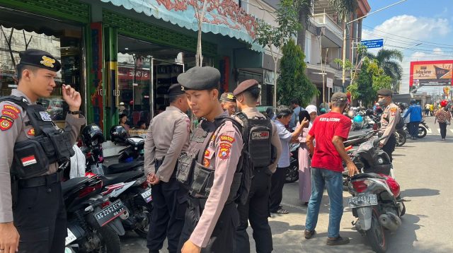 Cegah Premanisme di Kawasan Perbelanjaan Kediri, Polisi Patroli Jalan Kaki 