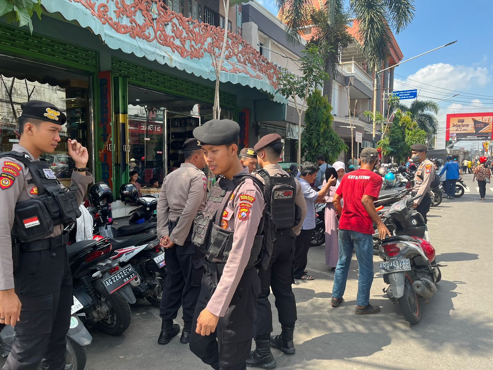 Cegah Premanisme di Kawasan Perbelanjaan Kediri, Polisi Patroli Jalan Kaki 